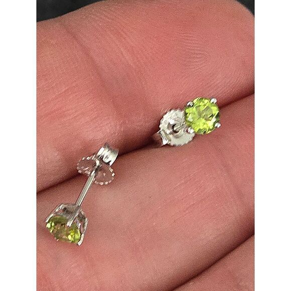 NEW NEW 14K WHITE GOLD PERIDOT STUD EARRINGS - Picture 2 of 6